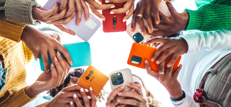 Glad tjej som pekar på text