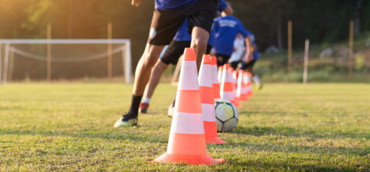 Fotbollsträning på gräsplan