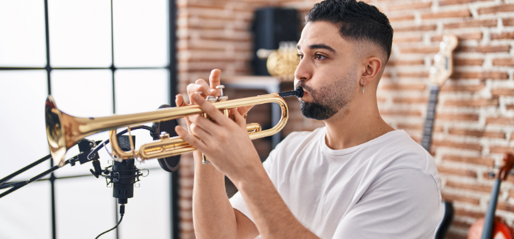 Kille spelar trumpet