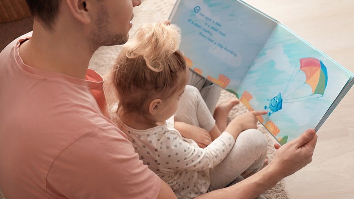 Förälder läser för sitt barn